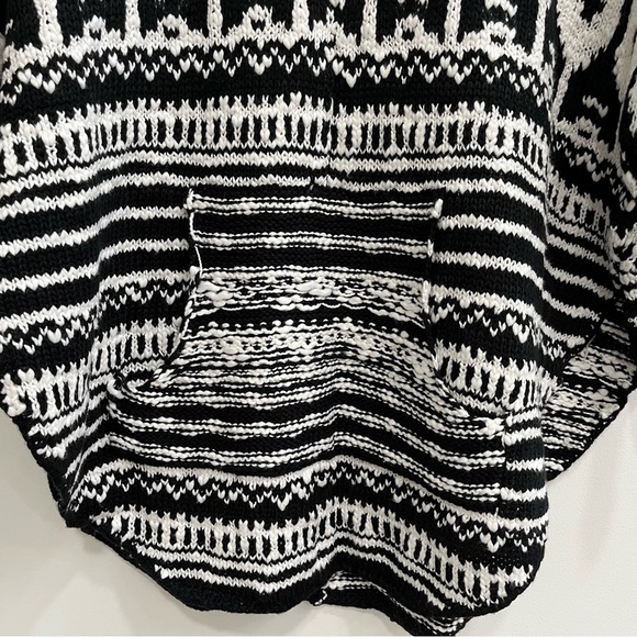 The Limited black white southwestern Aztec poncho knit sweater turtleneck Medium - Picture 5 of 9